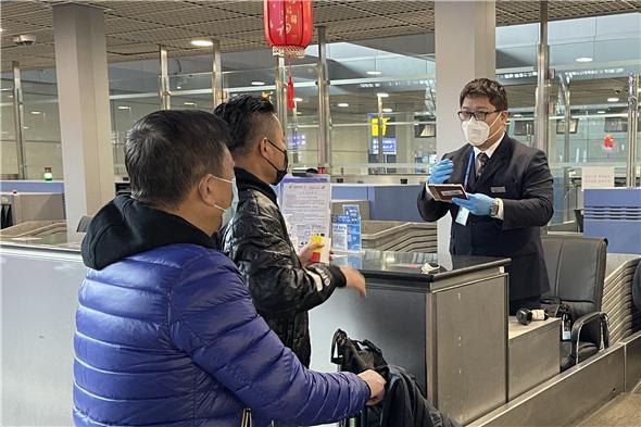航班上有1支25人旅行团也有幸成为当天上海首发